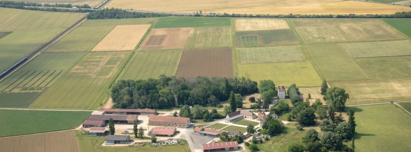 Image des bâtiments de l'unité expérimentale et des parcelles de la plateforme CA-SYS