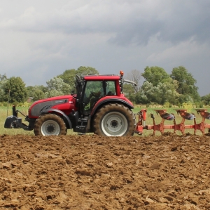 Image de tracteur effectuant un labour